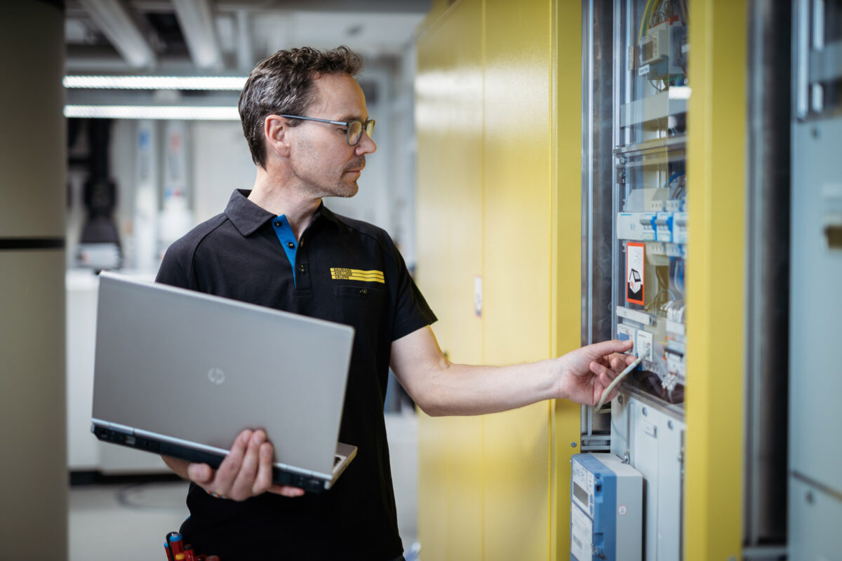 Elektroinstallateur bei der Arbeit